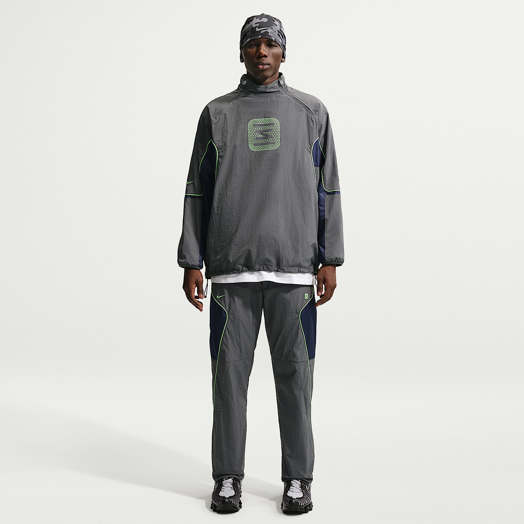 Nike Sportswear Men's Woven Trousers. Nike RO
